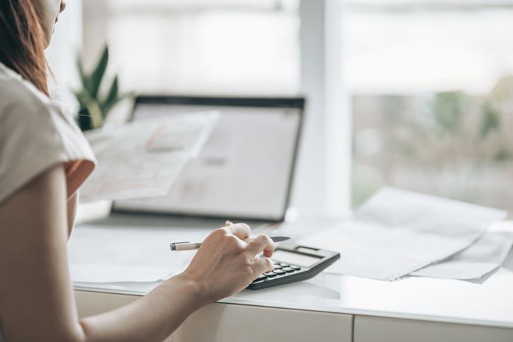 woman budgeting